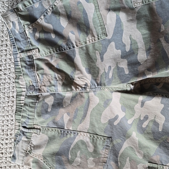 No Boundaries Womens Green Camouflage Cargo Pants - Picture 4 of 5